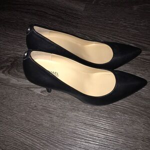 MK black leather pumps NWOT